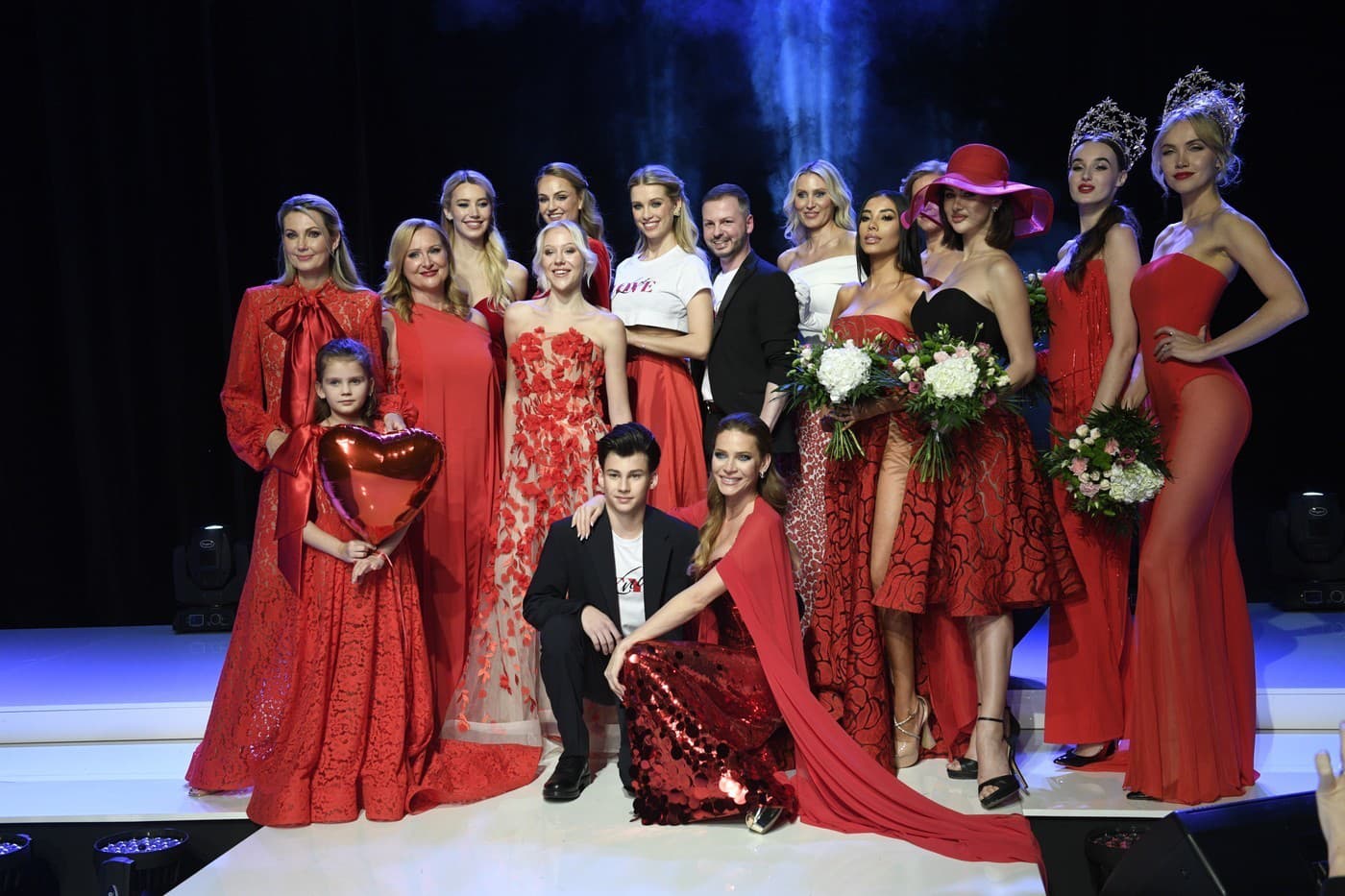 Slovenská modelka Andrea Verešová opäť pritiahla pozornosť na spoločenskej prehliadke, tentokrát aj so synom