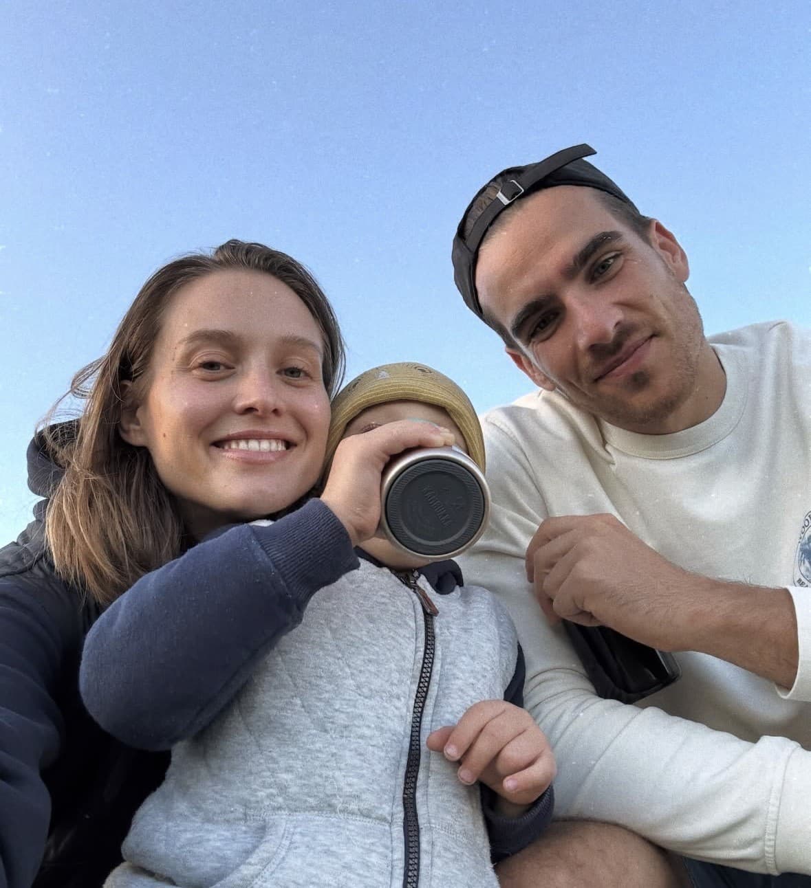 Trojnásobná mama, modelka, žena po boku herca, no predovšetkým človek, ktorý si zvolil autentickosť pred ilúziou dokonalosti
