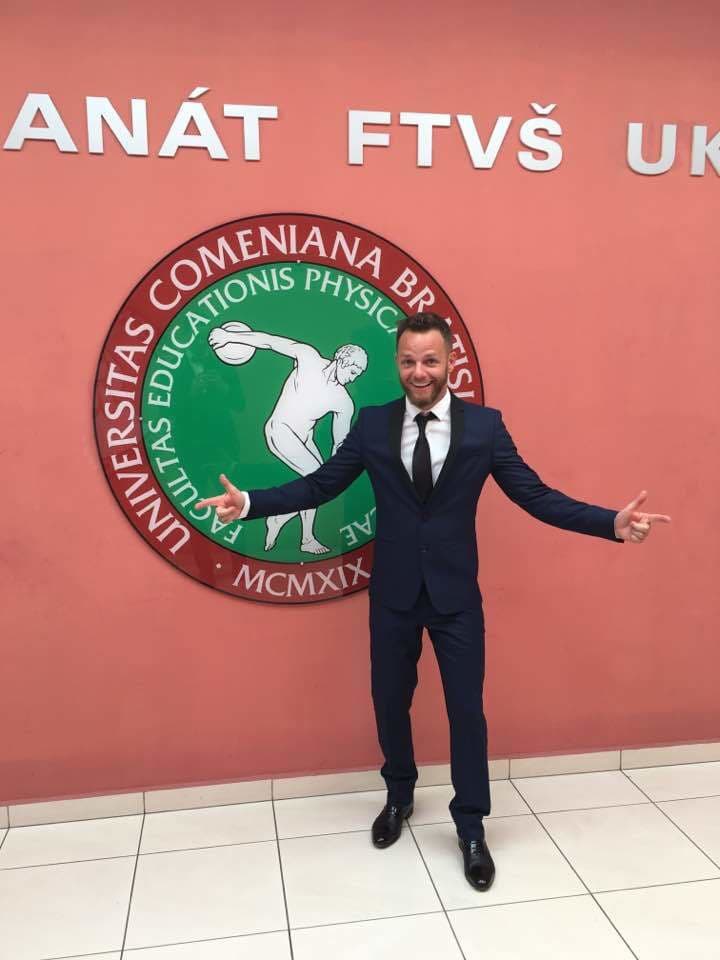 Popri práci kaderníka začal študovať FTVŠ a venovať sa plávaniu