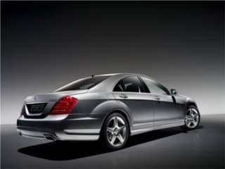 Mercedes v športovom šate.