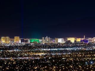 Nočná panoráma Las Vegas.