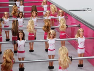 Stolový Barbie futbal. 