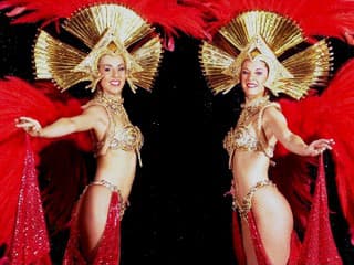 Budovu Moulin Rouge spoznáte