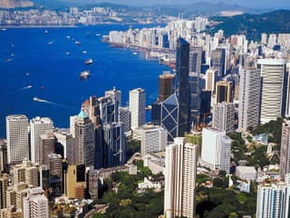 Nočná panoráma Hongkongu.