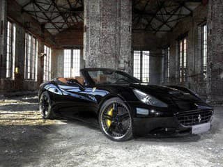 Upravené Ferrari California.