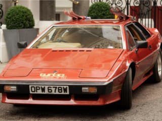 DRAŽBA: JAMES BOND SA LÚČI SO SVOJÍM AUTOM LOTUS TURBO ESPRIT
