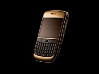 Zlaté prevedenie BlackBerry telefónu.