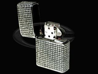 ZAPAĽOVAČ POSIATY ČIERNYMI DIAMANTMI