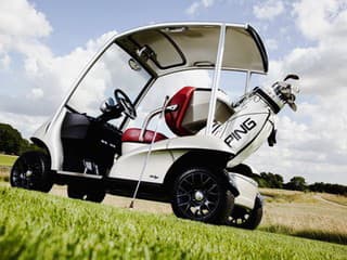 Interiér golfového autíčka Garia.