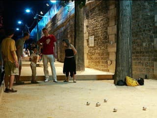 ZAHRAJTE SI PETANQUE