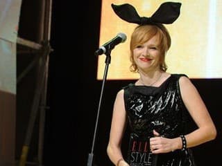 Návrhárka Charlotte Deffe preberá