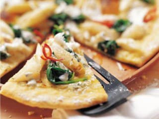 PIZZA SO ŠPARGĽOU, ŠPENÁTOM A ČERSTVÝM SYROM
