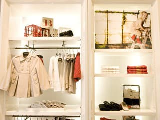 Interiér butiku Burberry, určeného