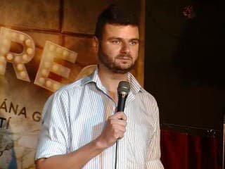 Známy komik si servítku
