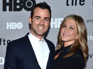 Jennifer Aniston vyzerá šťastne,