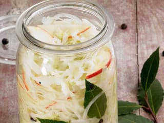 Surová fermentovaná zelenina sa