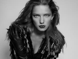 Modelka Barbora Brušková žne