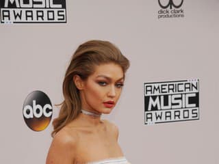 Gigi Hadid v bielej