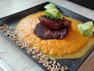 Tuniakový steak s tekvicovým