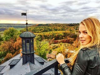 Krásna redaktorka televíznych novín