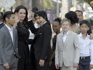 Herečka Angelina Jolie učí