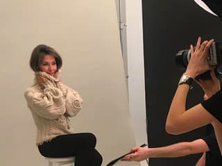 Žena na foto má