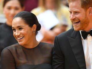 Účes Meghan Markle po