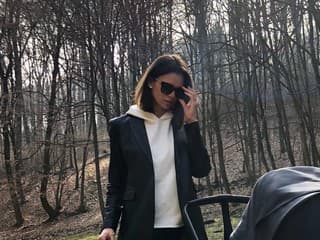 Maria je mamičkou akoby