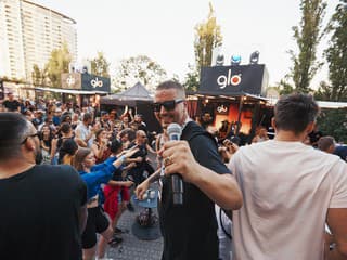 Osťo moderuje program v