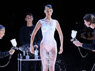 Bella Hadid predviedla šaty,