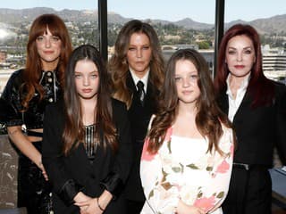 Vľavo Riley Keough, uprostred