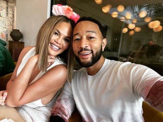 Chrissy Teigen a John