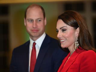 Kate v náušniciach od