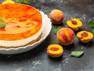 Najskôr si pripravíte cheesecake,