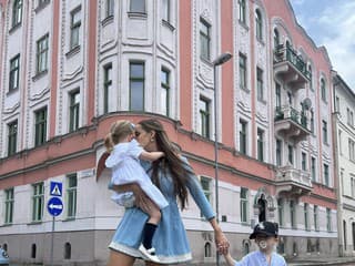 Mama dvojčiat predvádza sexi