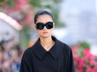Asymetria, all in black,