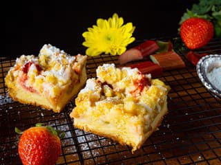 Jahodové rebarborové crumble tyčinky