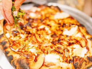 Čerstvé pizzové cesto posypané