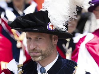 Princ William pokladá jednu