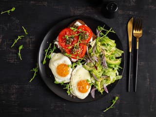 Fried egg, fresh salad