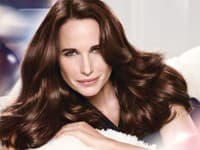 Andie MacDowell je ambasádorkou značky L’Oréal 