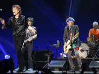 Kapela Rolling Stones žaluje reťatec New Yorker kvôli vyplazenému jazyku