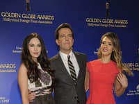 Megan Fox, Ed Helms a Jessica Alba v oblečení typu Business formal