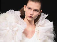 Pútavý model od Riccarda Tisci pre módny dom Givenchy.