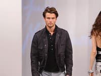 V jarnej bunde Guess by Marciano aj elegantne.