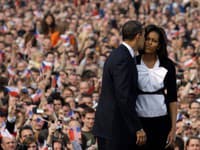 Blúzku Moschino s veľkou mašľou, čierny sveter a sukňu po kolená zvolila Michelle Obama na návšteve v Prahe.