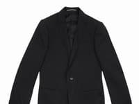 Čierne jednoradové sako Armani Collezioni,cena aj s nohavicami cca 1300 €, Central Passage&Alizé.