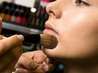 Treba make-up dôkladne rozotrieť.