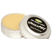 VANILLARY SOILD PERFUME
Ingrediencie: Japan Wax, Perfume, Fair Trade Organic Cocoa Butter (Theobroma cacao), Carnauba Wax (Copernicia cerifera), Hydroxycitronellal, Vanilla Absolute (Vanilla planifolia), Organic Jojoba Oil (Simmondsia chinensis), Jasmine Absolute (Jasminum grandiflorum), Tonka Absolute (Dipteryx odorata), *Coumarin, *Benzyl Alcohol, *Benzyl Cinnamate
*Prirodzene obsiahnuté v éterických olejoch.
