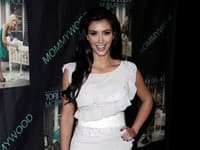 Kim Kardashian: Mimoriadne trendy biela s romantickými volánikmi.